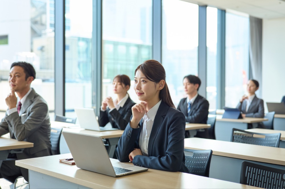 新人が育ち、管理者が動かせる組織へ。 研修ではなく「成長の仕組み」を届けます。